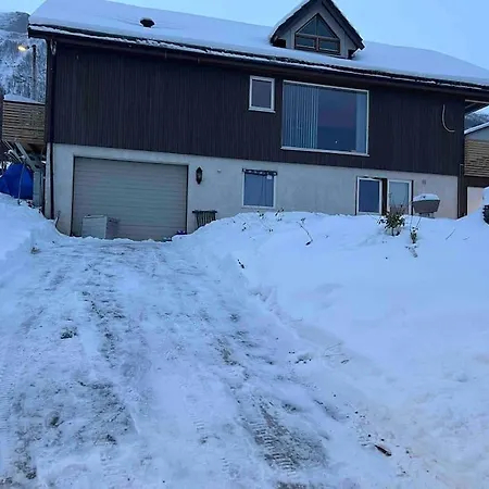 Sentralt Pa Fastlandet Og Gaavstand Til Alle Fasiliteter! Tromsdalen Exterior foto
