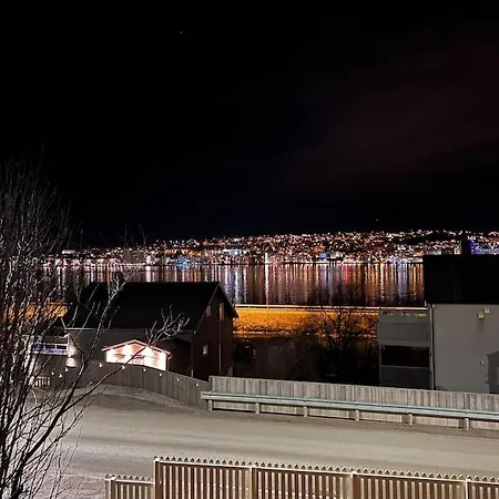 Sentralt Pa Fastlandet Og Gaavstand Til Alle Fasiliteter! Tromsdalen Exterior foto