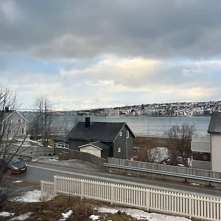 Sentralt Pa Fastlandet Og Gaavstand Til Alle Fasiliteter! Tromsdalen Exterior foto