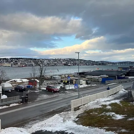 Sentralt Pa Fastlandet Og Gaavstand Til Alle Fasiliteter! Tromsdalen Exterior foto